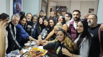 نجوم وصناع مسلسل السرايا الصفرا يحتفلون ببروفات العمل الأولى